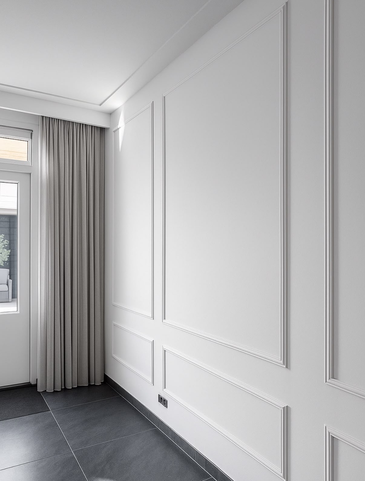 Strak gestucte witte wand met sierlijst-panelen in een woonkamer
