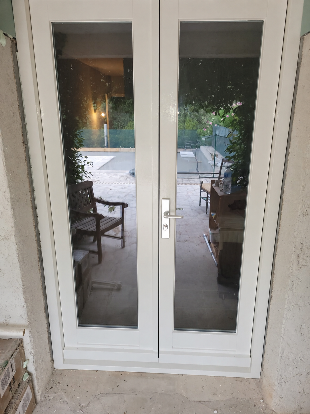 Gerenoveerd wit kozijn met nieuw isolatieglas