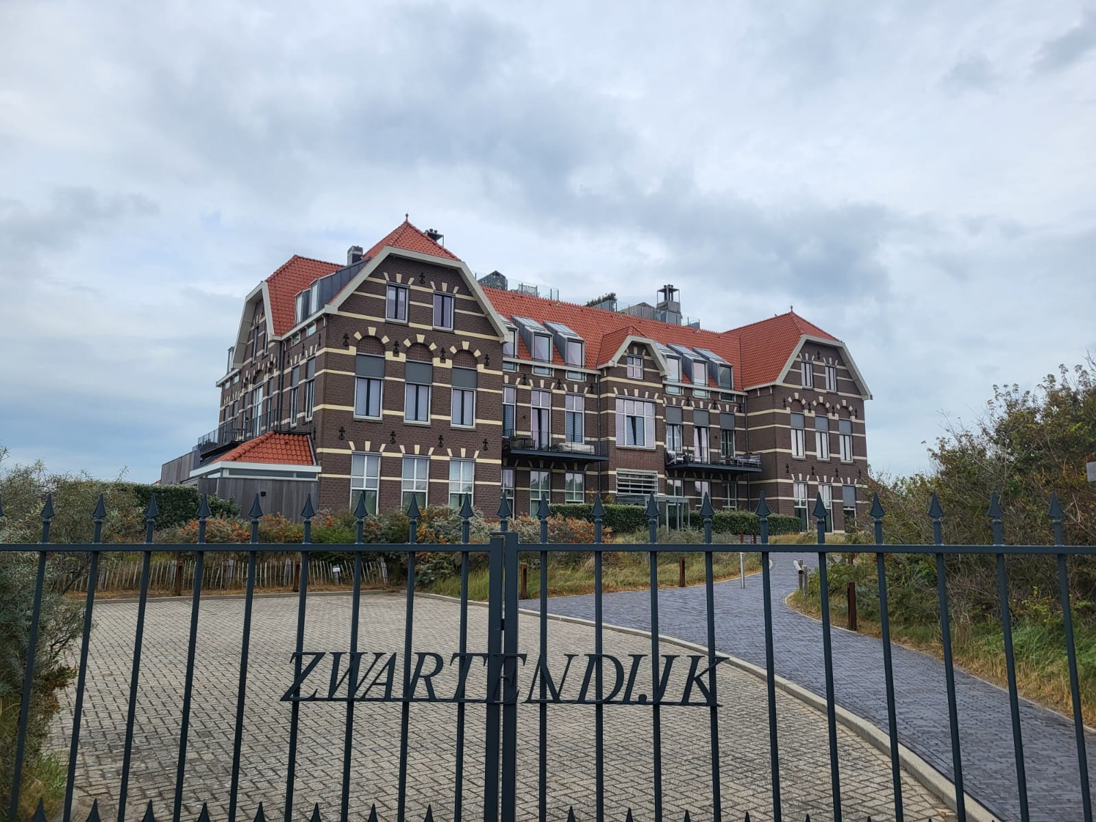 Gerenoveerd monumentaal pand Zwartendijk met rode dakpannen en dakkapellen, project van Broers Timmerwerken