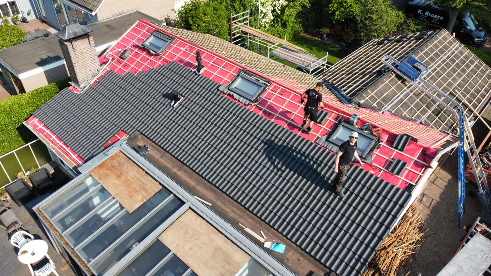 Dakrenovatie met nieuw panlatwerk op een schuin dak
